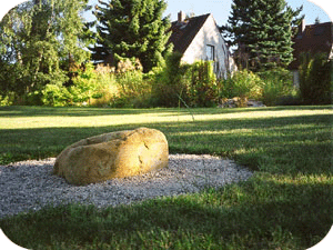 'Herzpunkt'-Steinsetzung (Omphalos) in privatem Hausgarten